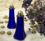 .Glass-Blue Floral Salt and Pepper Shakers